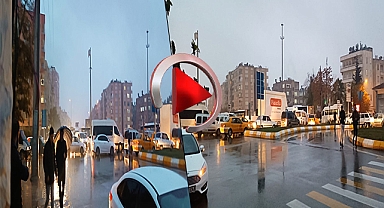 Şanlıurfa’da yağan yağmur trafiği felç etti