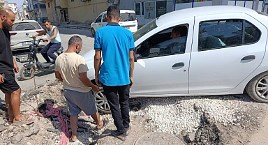 Akçakale Belediyesi’nin önündeki çukur vatandaşı çileden çıkardı